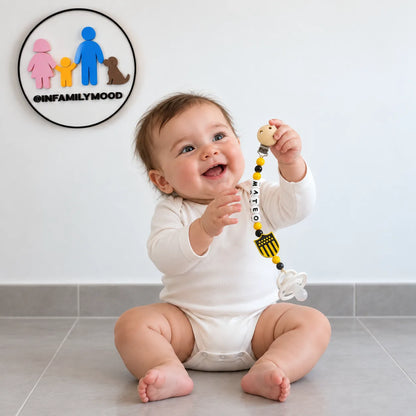 Porta chupete personalizado Peñarol FamilyMood personalizado jugando con un sonajero | FamilyMood