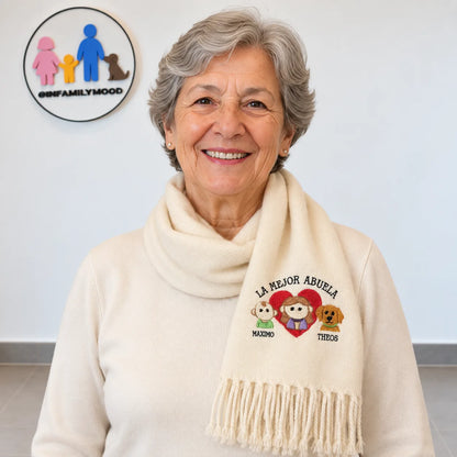 Detalle del bordado «La mejor abuela» con los nombres de los nietos en la bufanda personalizada