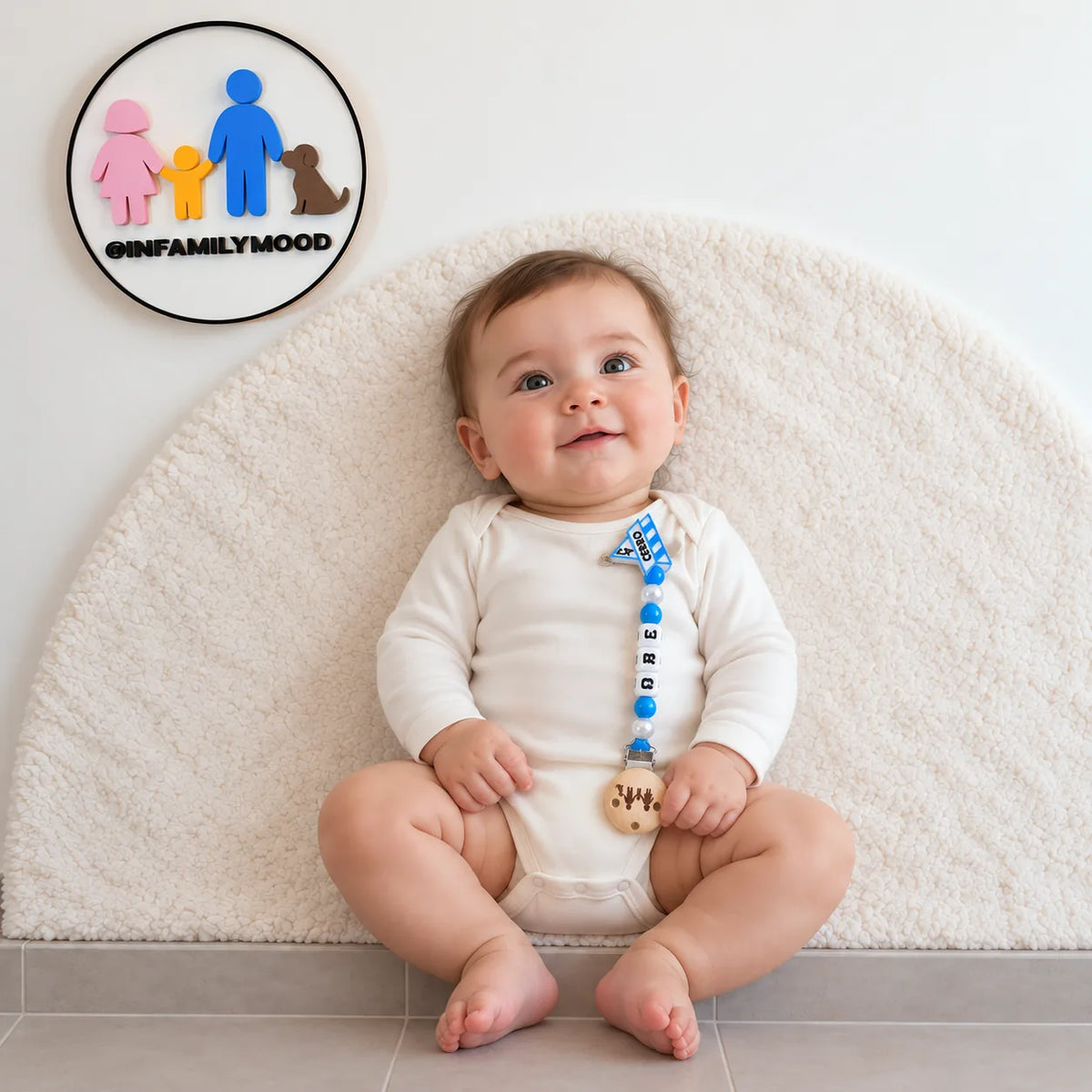 Porta chupete personalizado Cerro FamilyMood — puesto en bebé, sentado con apoyo | FamilyMood