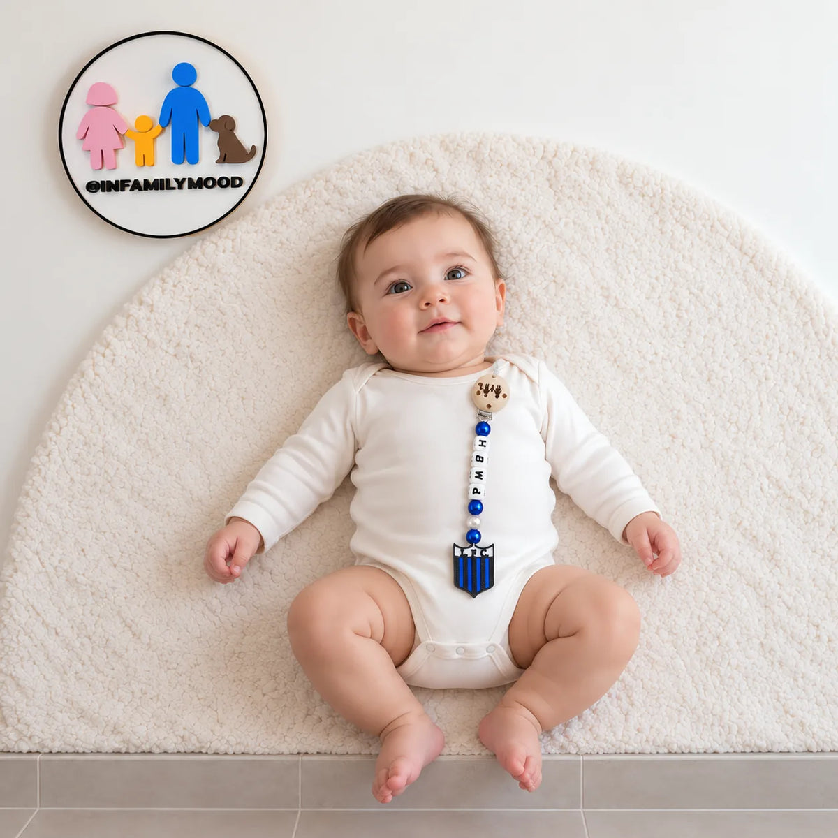 Porta chupete personalizado Liverpool FamilyMood — puesto en bebé, tumbado boca arriba | FamilyMood
