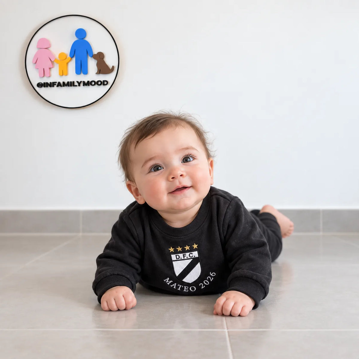 Buzo personalizado Danubio — puesto en bebé, boca abajo apoyado en los brazos | FamilyMood
