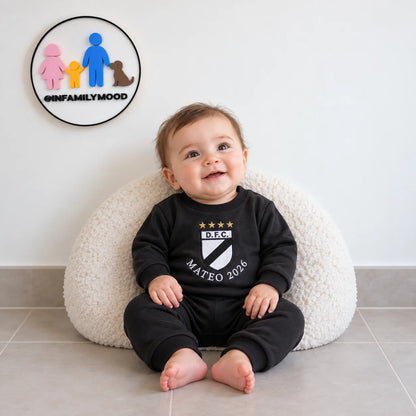 Buzo personalizado Danubio — puesto en bebé, sentado con apoyo | FamilyMood
