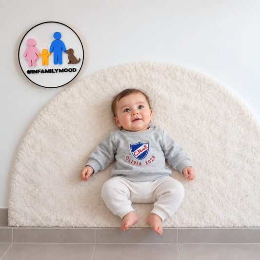 Buzo personalizado Nacional — puesto en bebé, tumbado boca arriba | FamilyMood