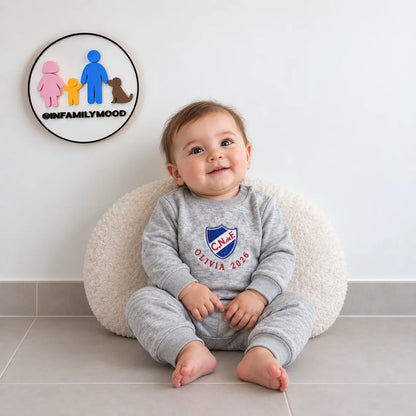 Buzo personalizado Nacional — puesto en bebé, sentado con apoyo | FamilyMood