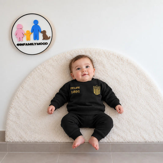 Buzo personalizado Peñarol — puesto en bebé, tumbado boca arriba | FamilyMood