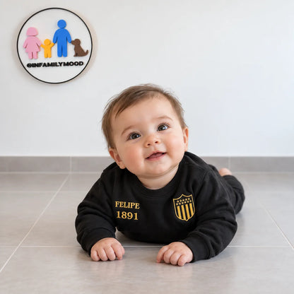 Buzo personalizado Peñarol — puesto en bebé, boca abajo apoyado en los brazos | FamilyMood