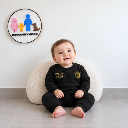 Buzo personalizado Peñarol — puesto en bebé, sentado con apoyo | FamilyMood