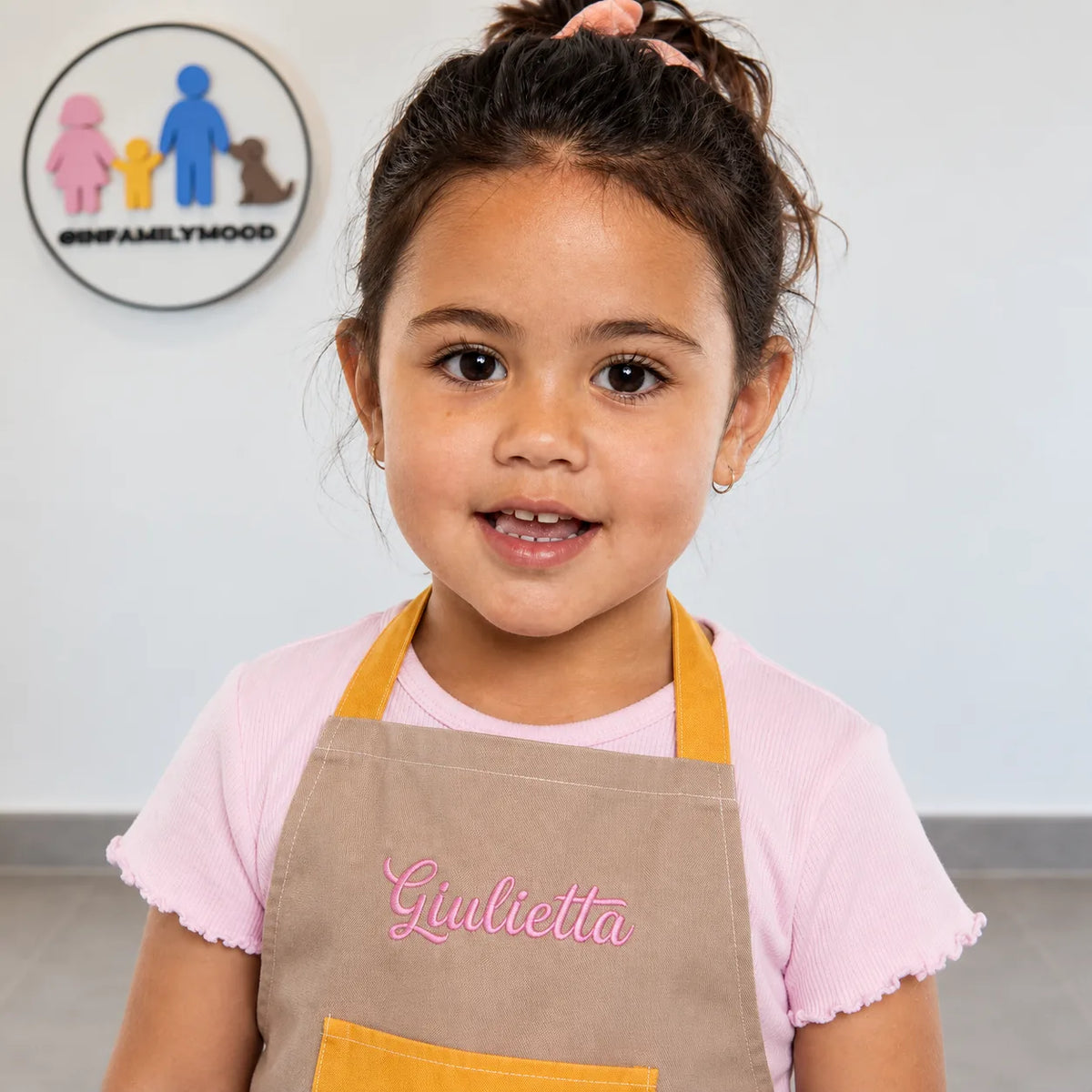 Delantal personalizado con el bordado en detalle | FamilyMood