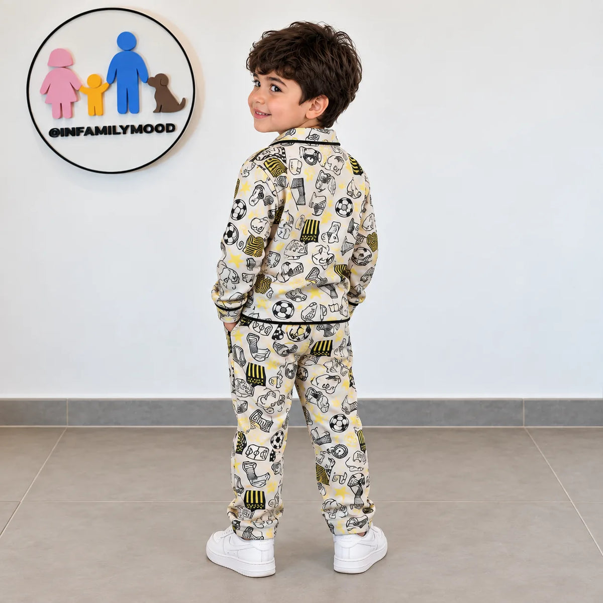 Pijama Peñarol — Camisa y Pantalón Estampado Carbonero — puesto en modelo | FamilyMood