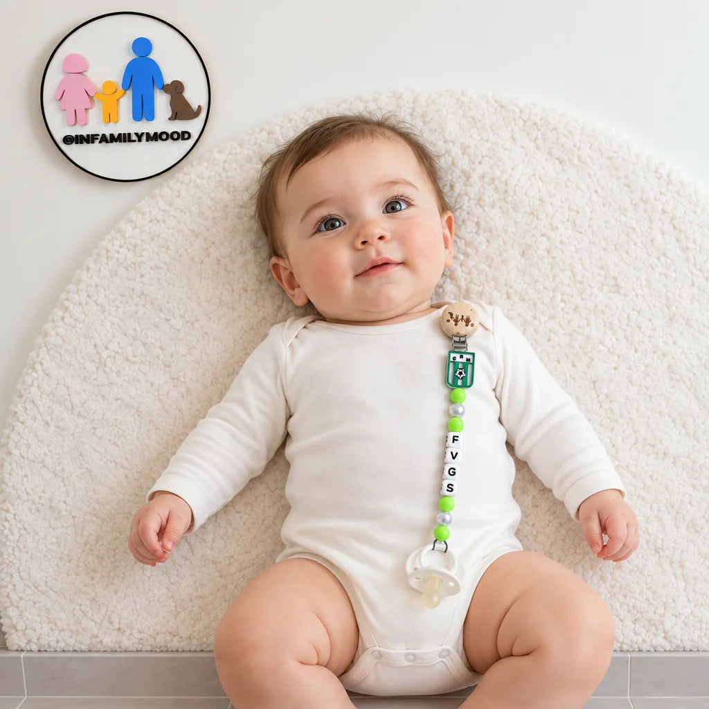 Porta chupete personalizado Racing FamilyMood — puesto en bebé, tumbado boca arriba | FamilyMood