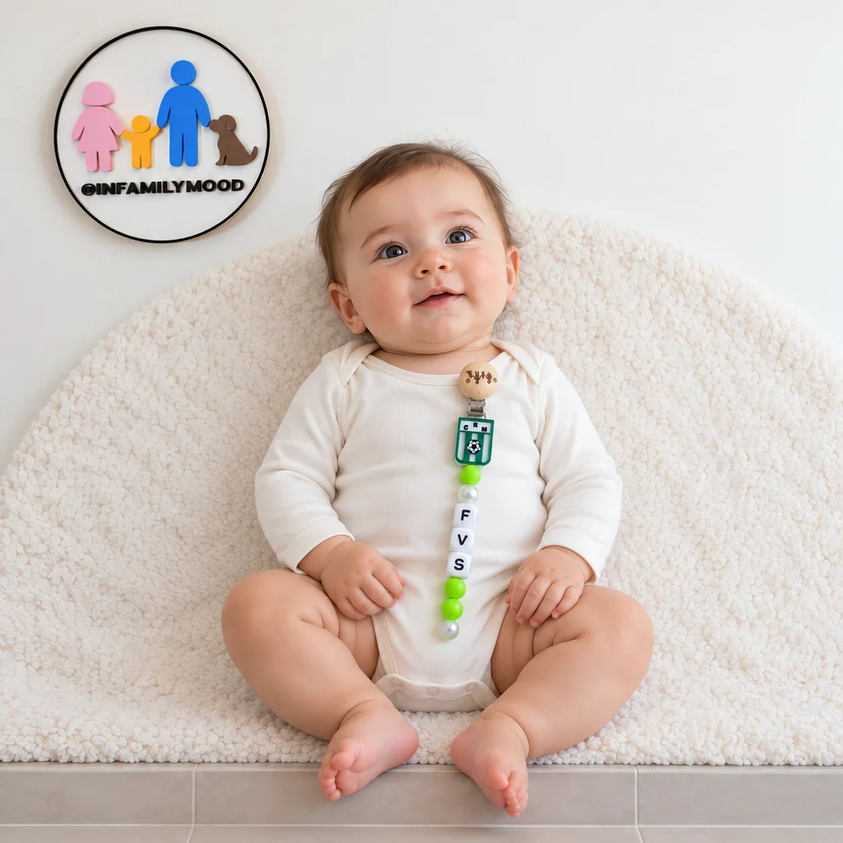 Porta chupete personalizado Racing FamilyMood — puesto en bebé, sentado con apoyo | FamilyMood
