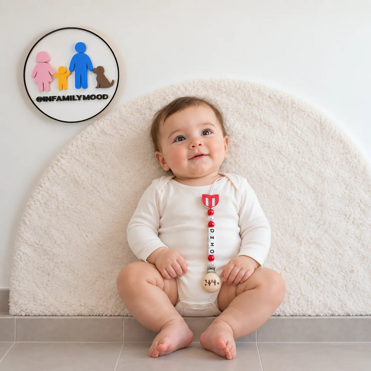 Porta chupete personalizado River Plate FamilyMood — puesto en bebé, sentado con apoyo | FamilyMood