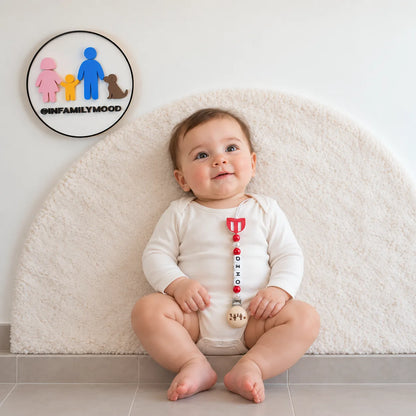 Porta chupete personalizado River Plate FamilyMood — puesto en bebé, sentado con apoyo | FamilyMood